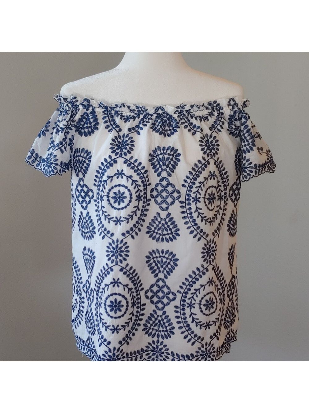 Adiva White and Blue Embroidered Ruffled Cap Sleeve Women's Peasant Top Large